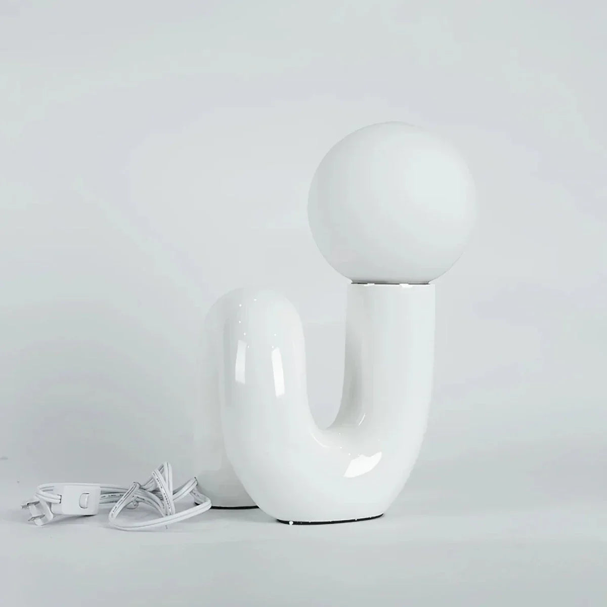 Candeeiro de mesa escultural com esfera de vidro