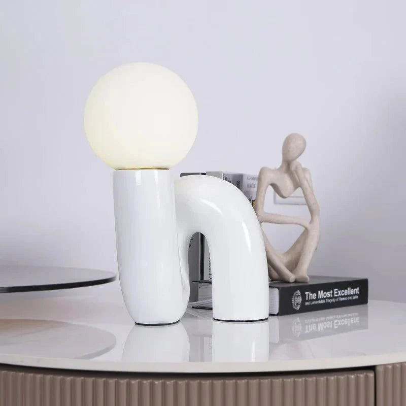 Candeeiro de mesa escultural com esfera de vidro