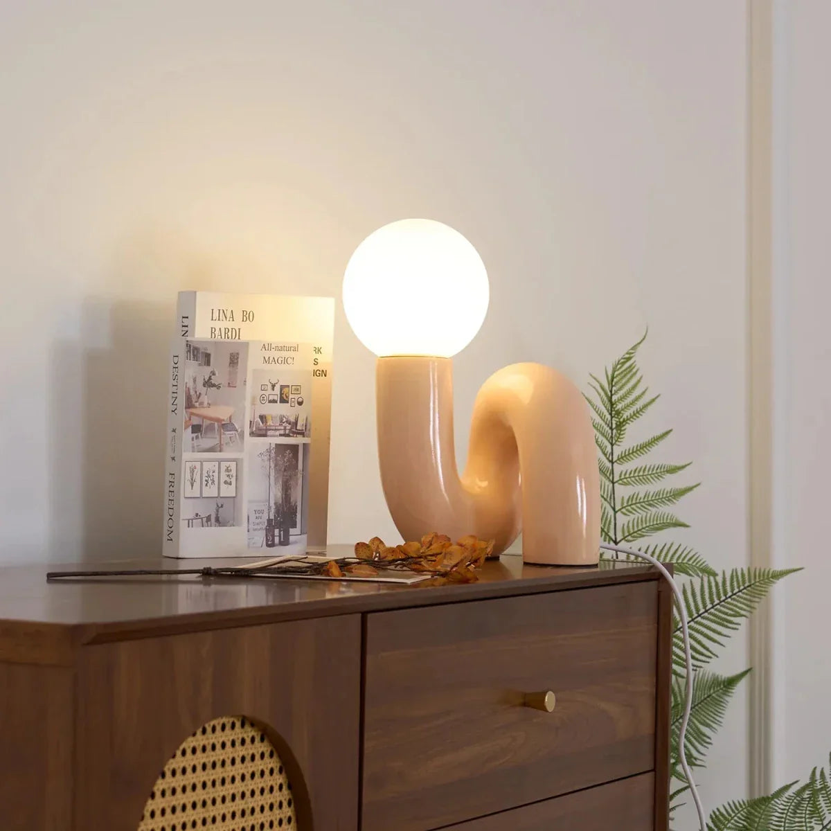Candeeiro de mesa escultural com esfera de vidro
