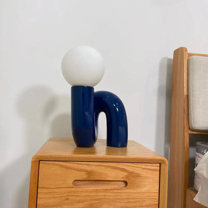 Candeeiro de mesa escultural com esfera de vidro