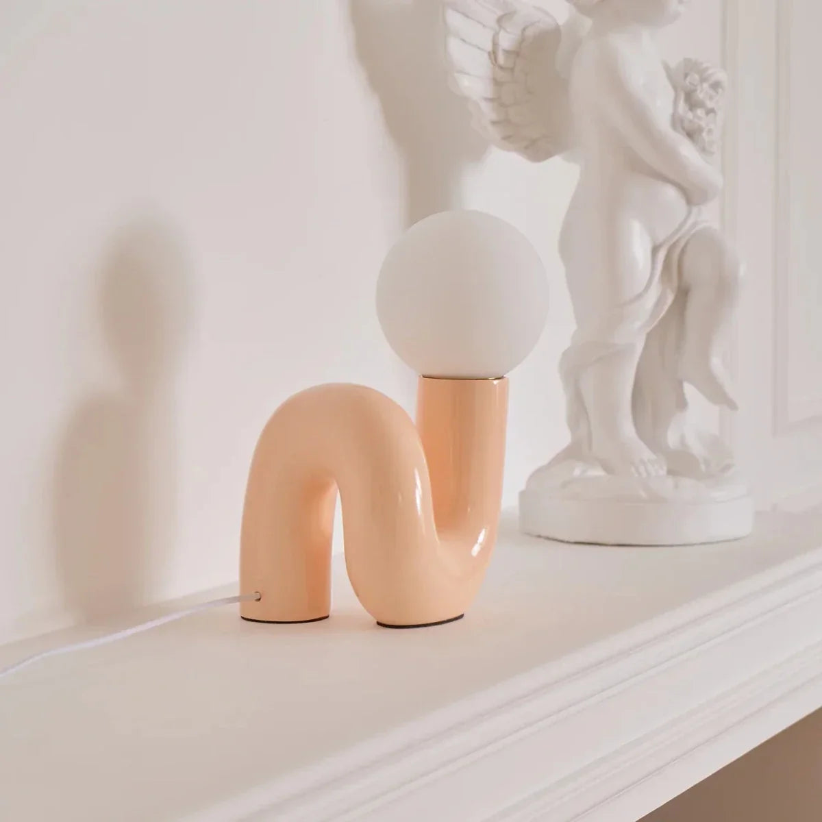 Candeeiro de mesa escultural com esfera de vidro