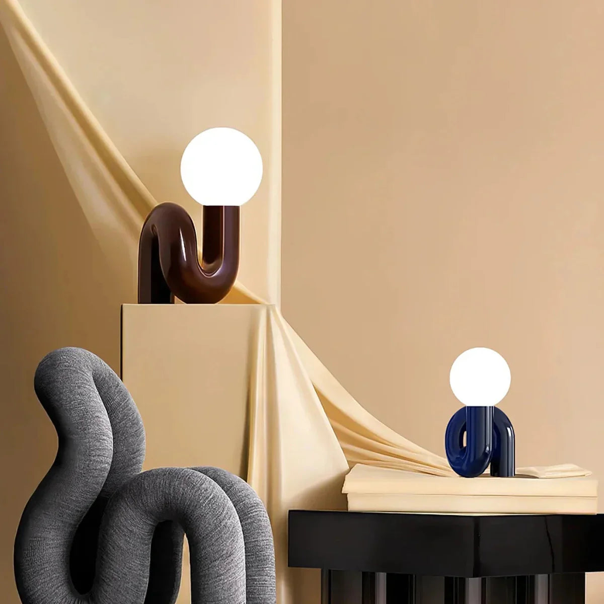 Candeeiro de mesa escultural com esfera de vidro