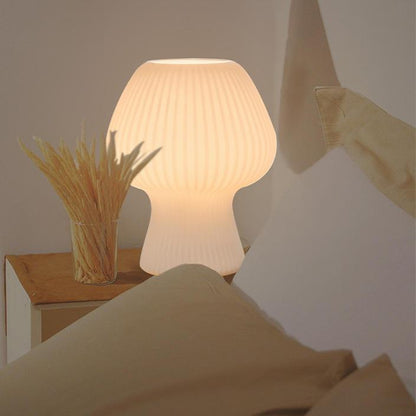 Geriffelte LED Tischlampe im Pilzdesign