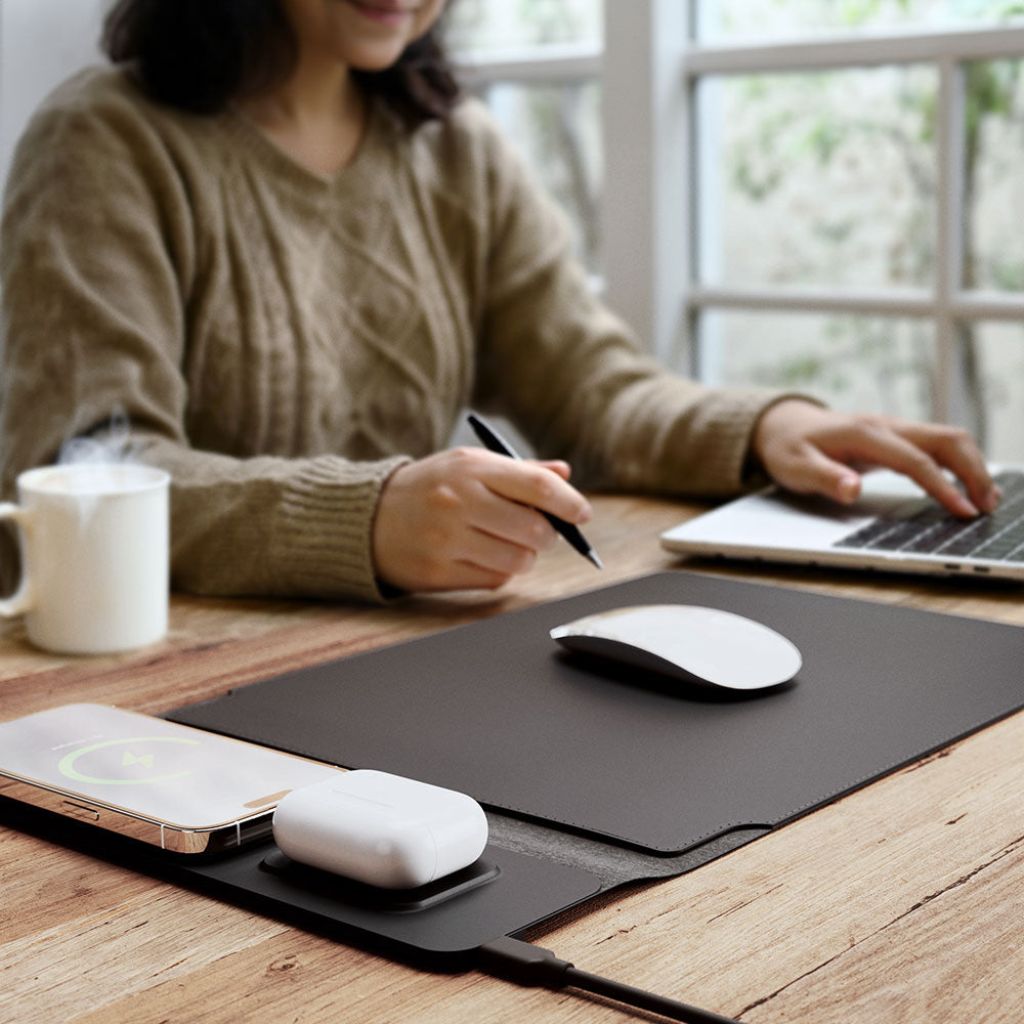 PowerDesk Sleeve – Tanak omot za laptop s bežičnim punjenjem