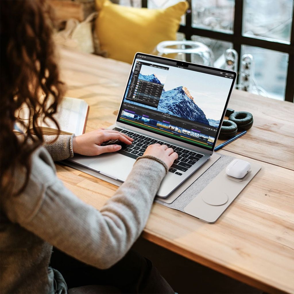 PowerDesk Sleeve – Tanak omot za laptop s bežičnim punjenjem