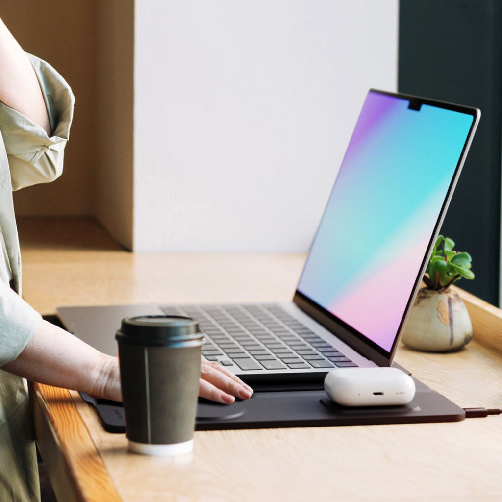 PowerDesk Sleeve – Tanak omot za laptop s bežičnim punjenjem