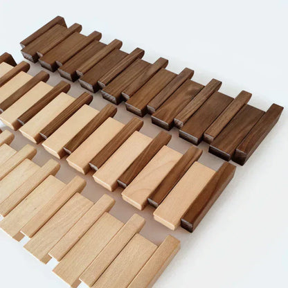 Wandgarderobe aus Holz im Klaviertasten-Design