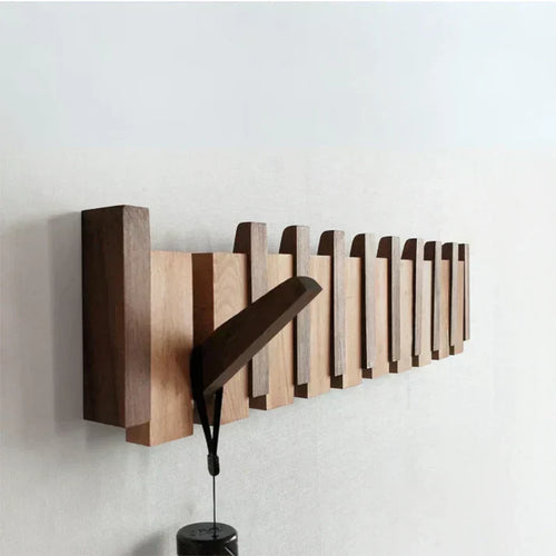 Wandgarderobe aus Holz im Klaviertasten-Design