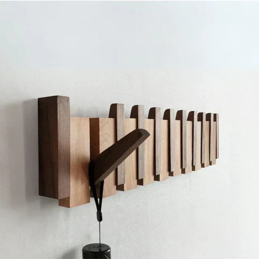 Wandgarderobe aus Holz im Klaviertasten-Design