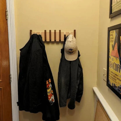 Wandgarderobe aus Holz im Klaviertasten-Design
