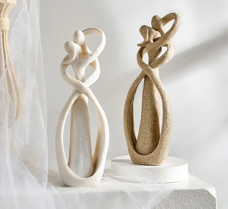 Escultura abstracta de una pareja enamorada abrazándose para decorar interiores