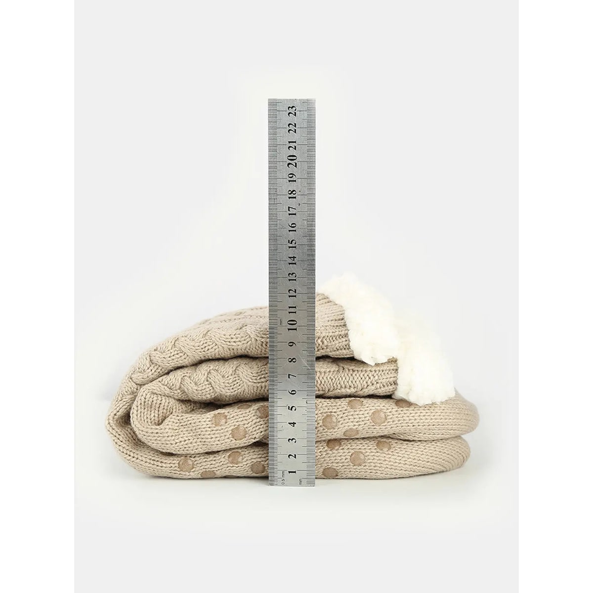 Kuschelsocken mit Zopfmuster und rutschhemmender Sohle