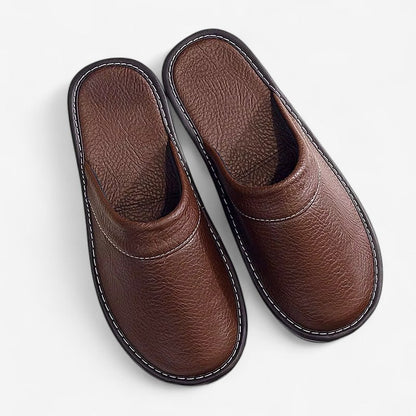 Pantufas com aspeto de pele e biqueira fechada