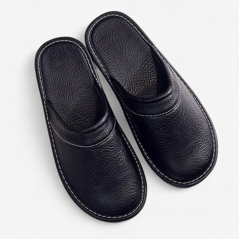 Pantufas com aspeto de pele e biqueira fechada