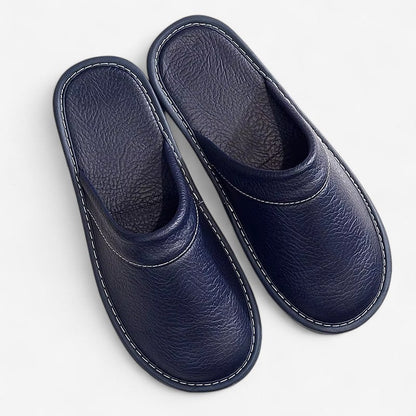 Pantufas com aspeto de pele e biqueira fechada
