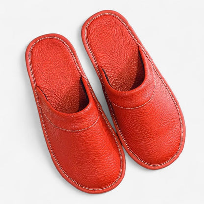 Pantufas com aspeto de pele e biqueira fechada