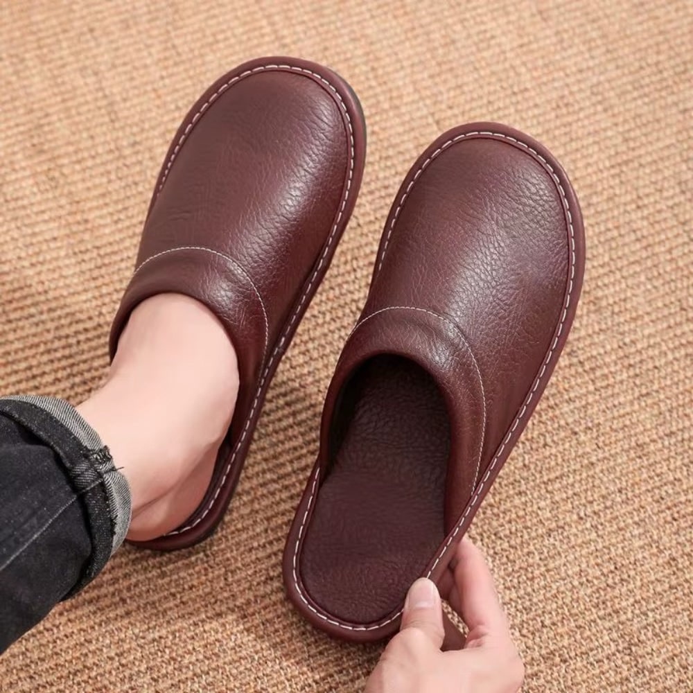 Pantufas com aspeto de pele e biqueira fechada