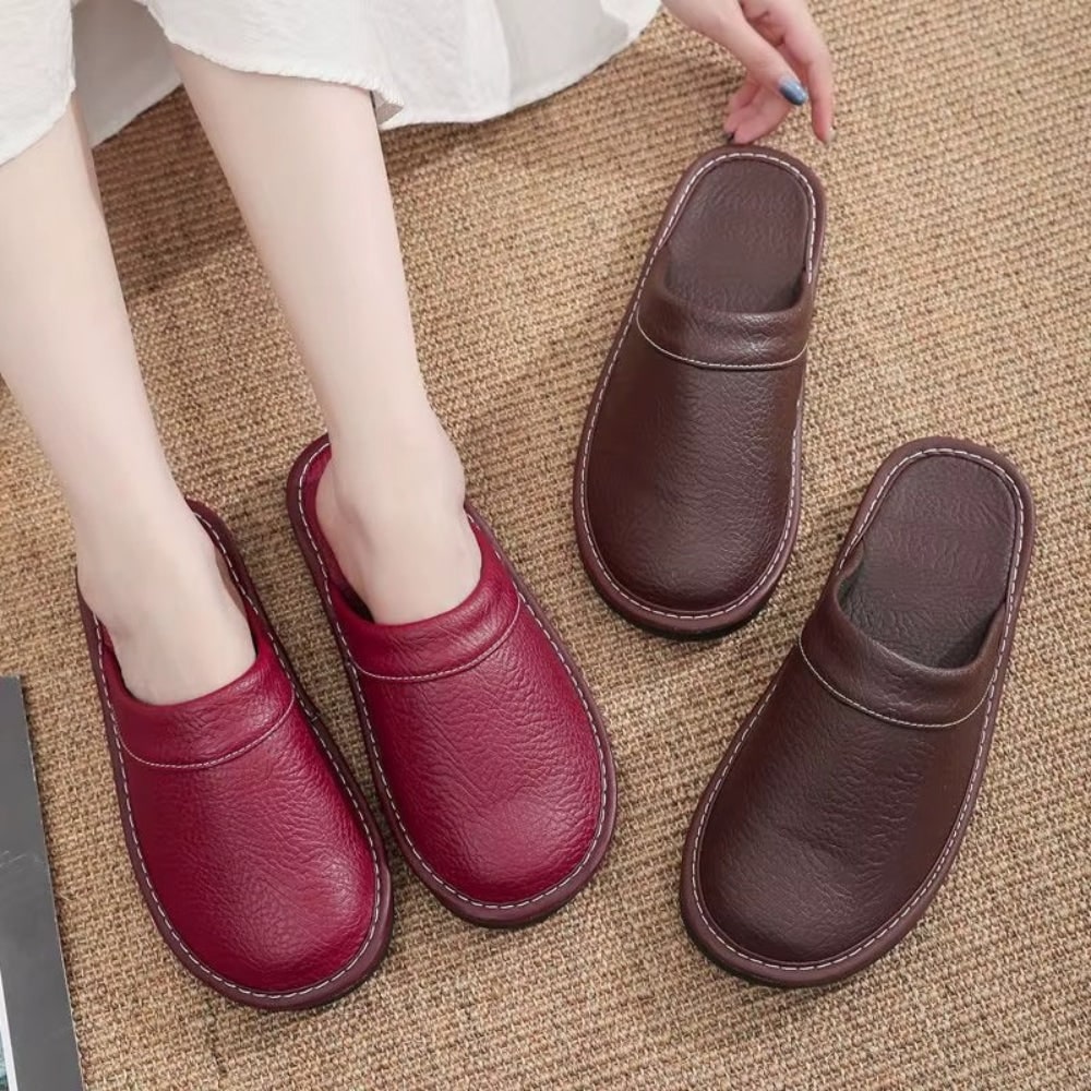 Pantufas com aspeto de pele e biqueira fechada