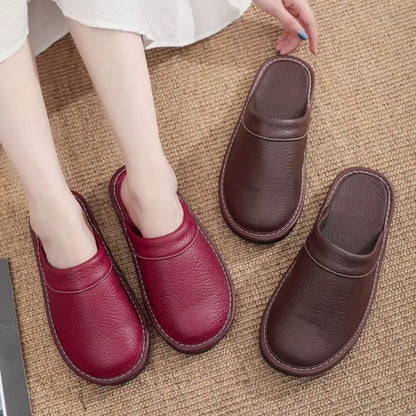 Pantufas com aspeto de pele e biqueira fechada