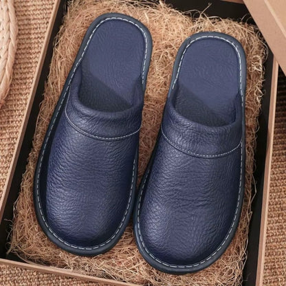 Pantufas com aspeto de pele e biqueira fechada