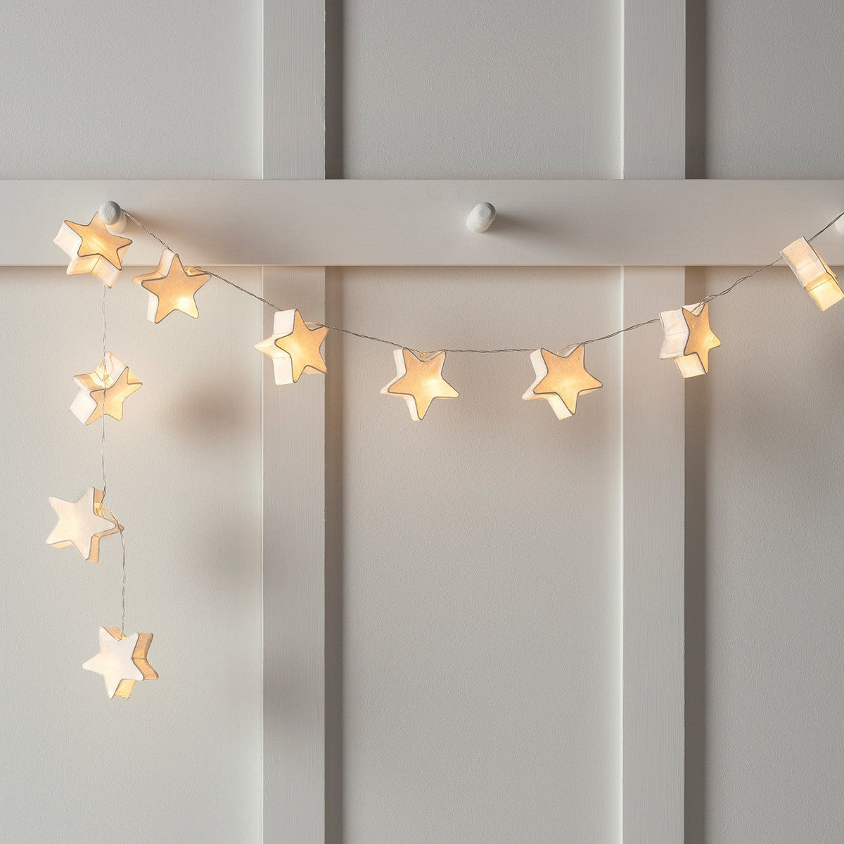 Grinalda de luzes LED com motivos de papel em forma de estrela, coração ou árvore de Natal