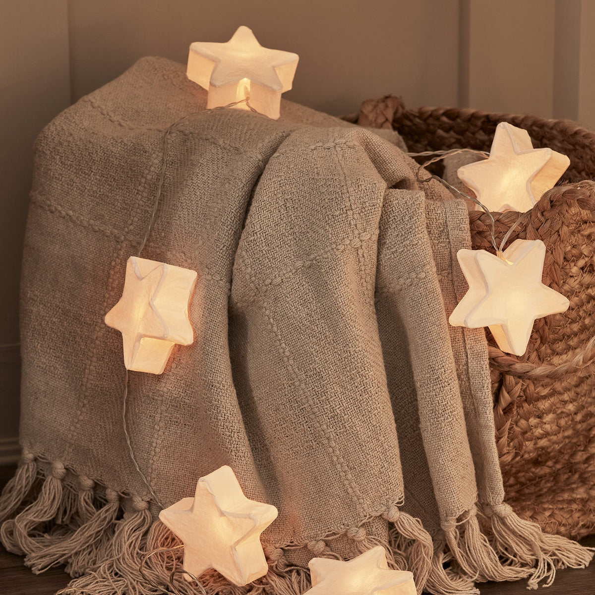 Grinalda de luzes LED com motivos de papel em forma de estrela, coração ou árvore de Natal