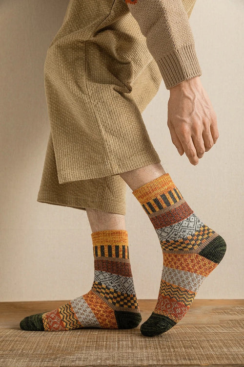 Warme Wintersocken mit buntem Strickmuster