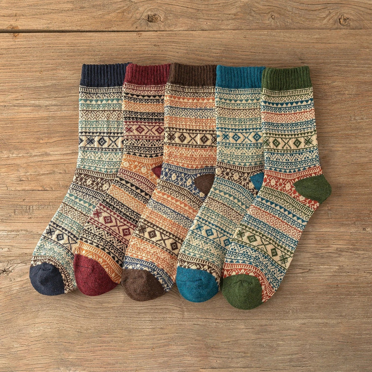 Warme Wintersocken mit buntem Strickmuster
