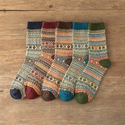 Warme Wintersocken mit buntem Strickmuster