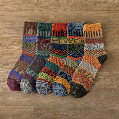 Warme Wintersocken mit buntem Strickmuster