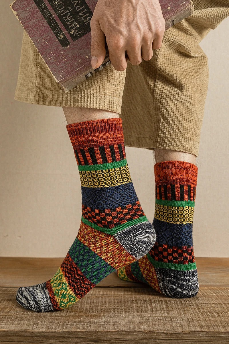 Warme Wintersocken mit buntem Strickmuster