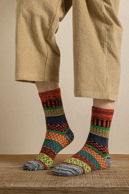 Warme Wintersocken mit buntem Strickmuster