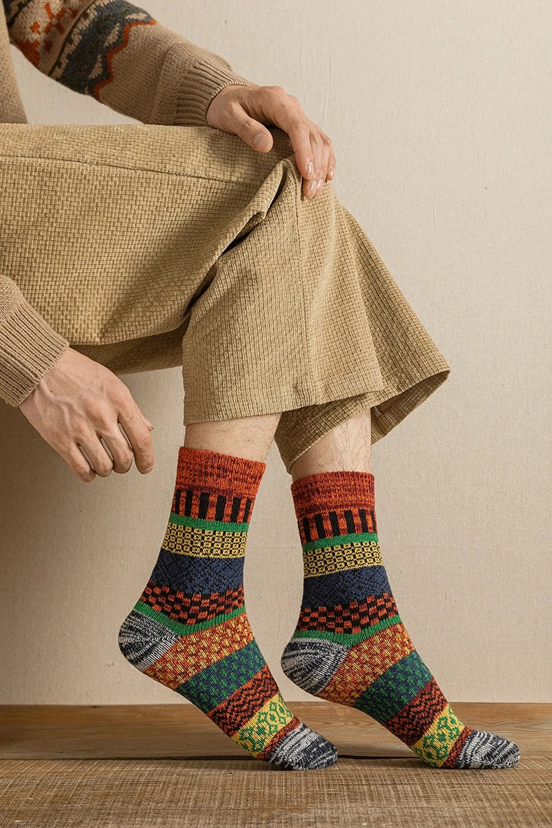 Warme Wintersocken mit buntem Strickmuster