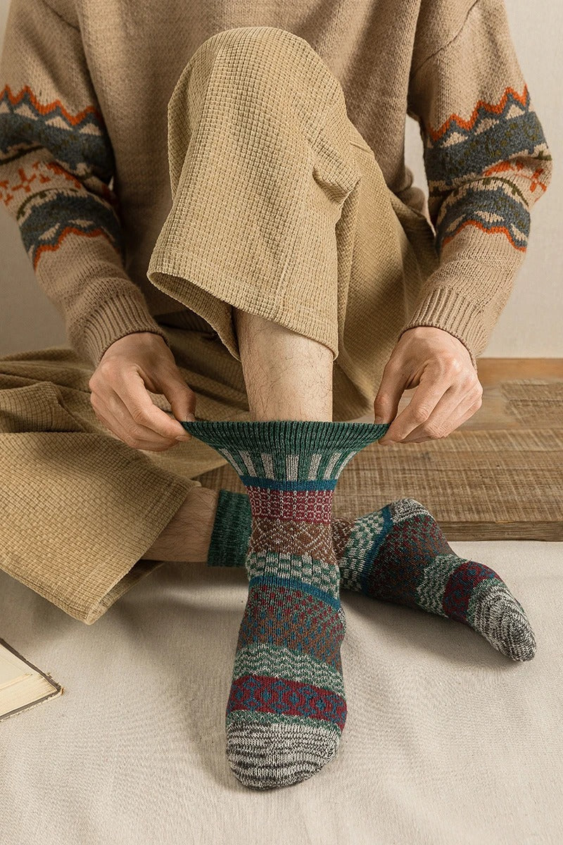 Warme Wintersocken mit buntem Strickmuster