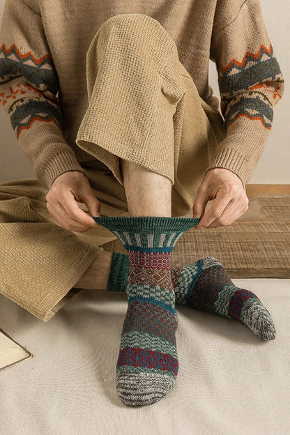 Warme Wintersocken mit buntem Strickmuster