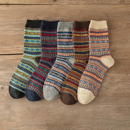 Warme Wintersocken mit buntem Strickmuster