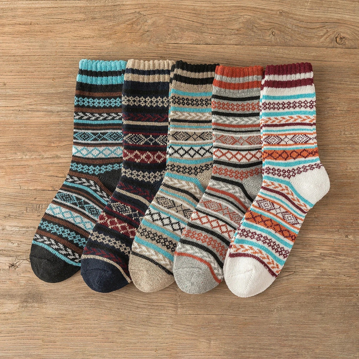 Warme Wintersocken mit buntem Strickmuster