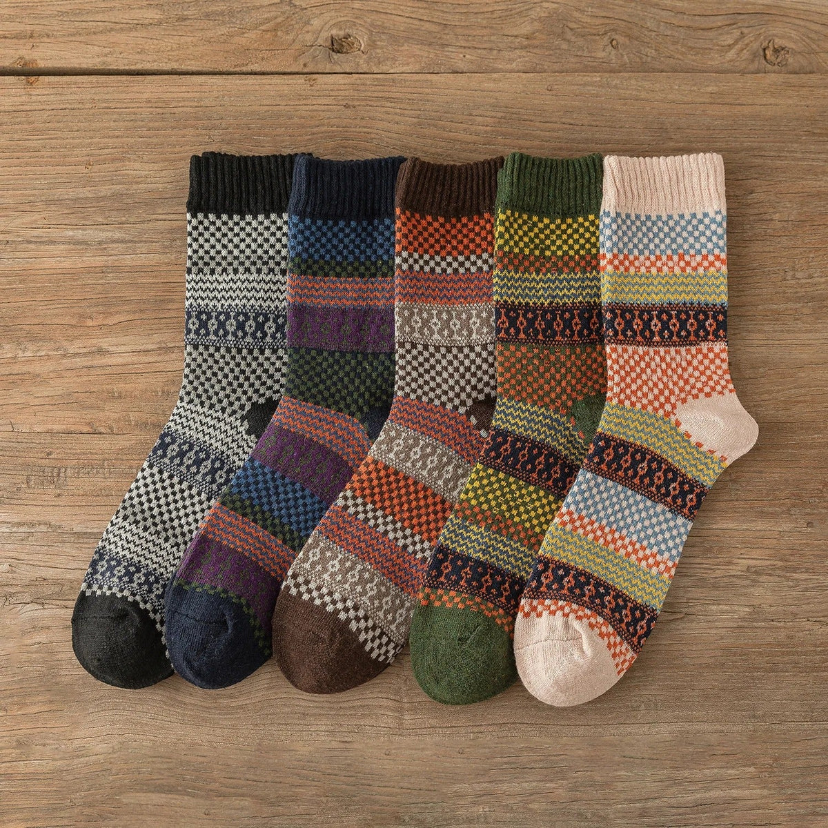 Warme Wintersocken mit buntem Strickmuster