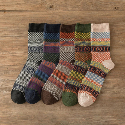 Warme Wintersocken mit buntem Strickmuster