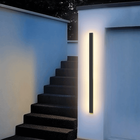 Elegante aplique LED vertical: Elegancia para exteriores resistente a la intemperie