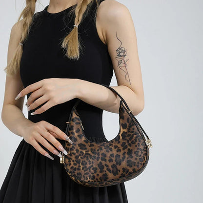 Halbmond-Schultertasche mit Animalprint