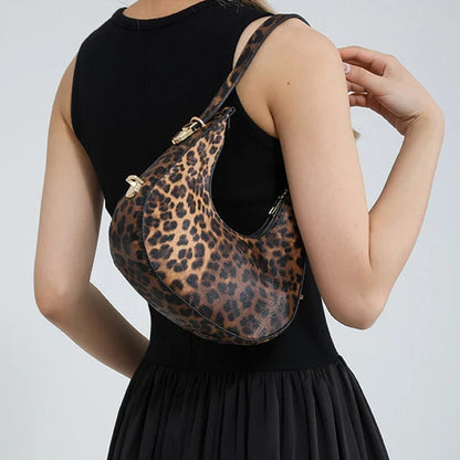 Halbmond-Schultertasche mit Animalprint