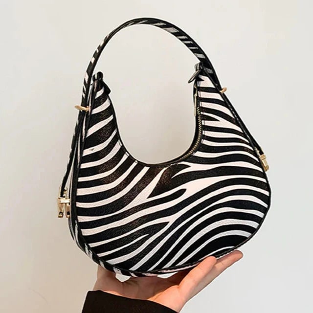 Halbmond-Schultertasche mit Animalprint