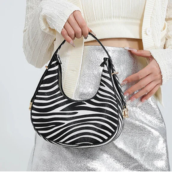 Halbmond-Schultertasche mit Animalprint