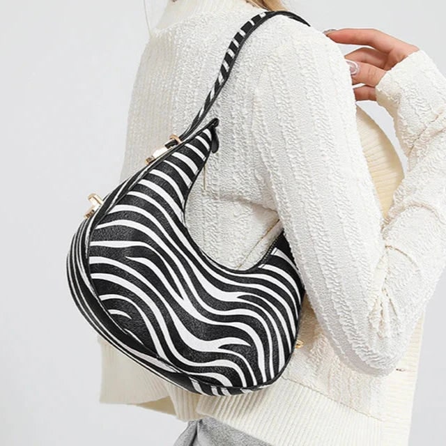 Halbmond-Schultertasche mit Animalprint