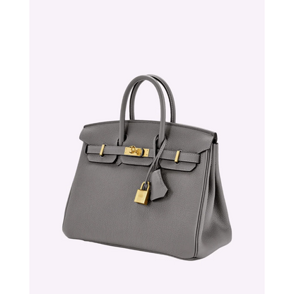 Strukturierte Handtasche mit goldfarbenen Details