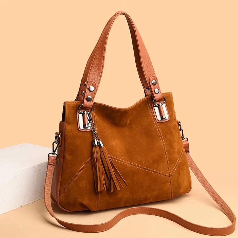 Damenhandtasche mit Schulterriemen und dekorativen Quasten