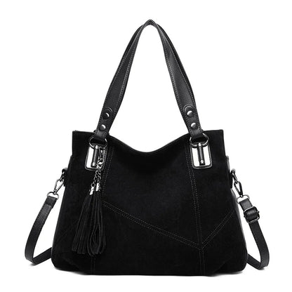 Damenhandtasche mit Schulterriemen und dekorativen Quasten