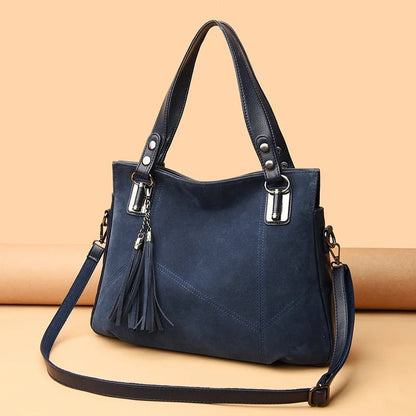 Damenhandtasche mit Schulterriemen und dekorativen Quasten