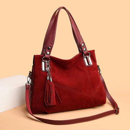 Damenhandtasche mit Schulterriemen und dekorativen Quasten